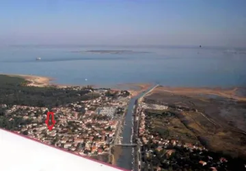 Vue aérienne de la situation de la maison dans le village