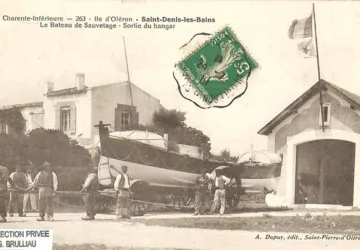Carte postale ancien abri canot de sauvetage