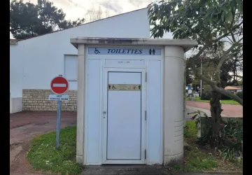Toilettes publiques centre ville_Le Grand-Village-Plage