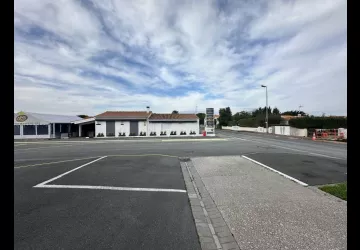 Parking derrière le marché_La Brée-les-Bains