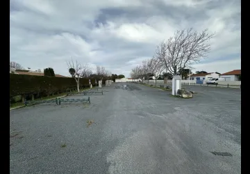 Parking en face du marché_La Brée-les-Bains