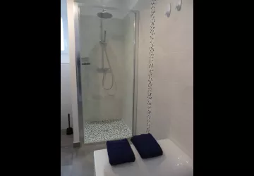 Salle de bains "Ile d 'Oléron" - douche fermée