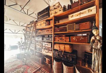 Salon avec sa collection de valise d'époque